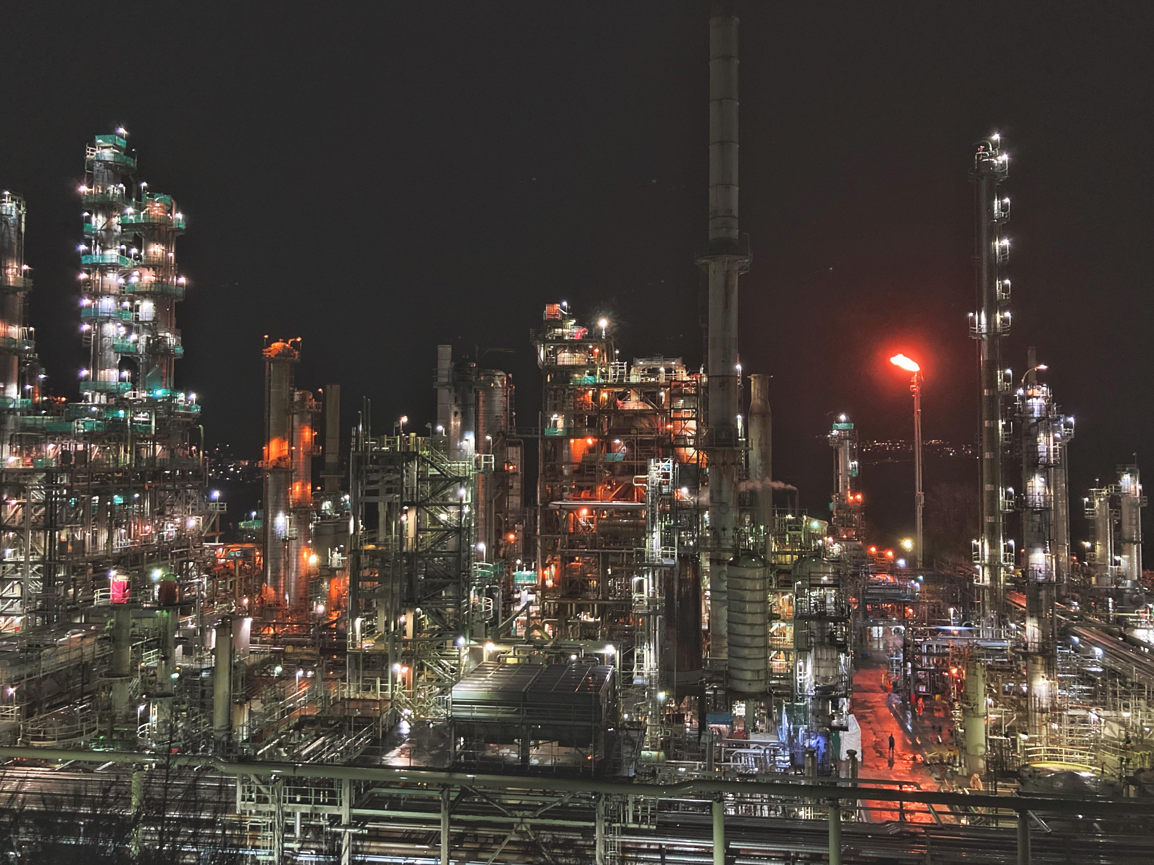 Raffinerie au crépuscule — industrie pétrolière