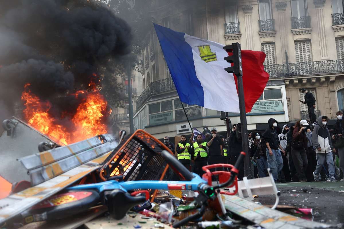 Foto pemberitaan untuk artikel "Paris Siap Menghadapi Demo Besar-besaran: Museum Tutup dan Toko-Bank Dipasangi Kayu"