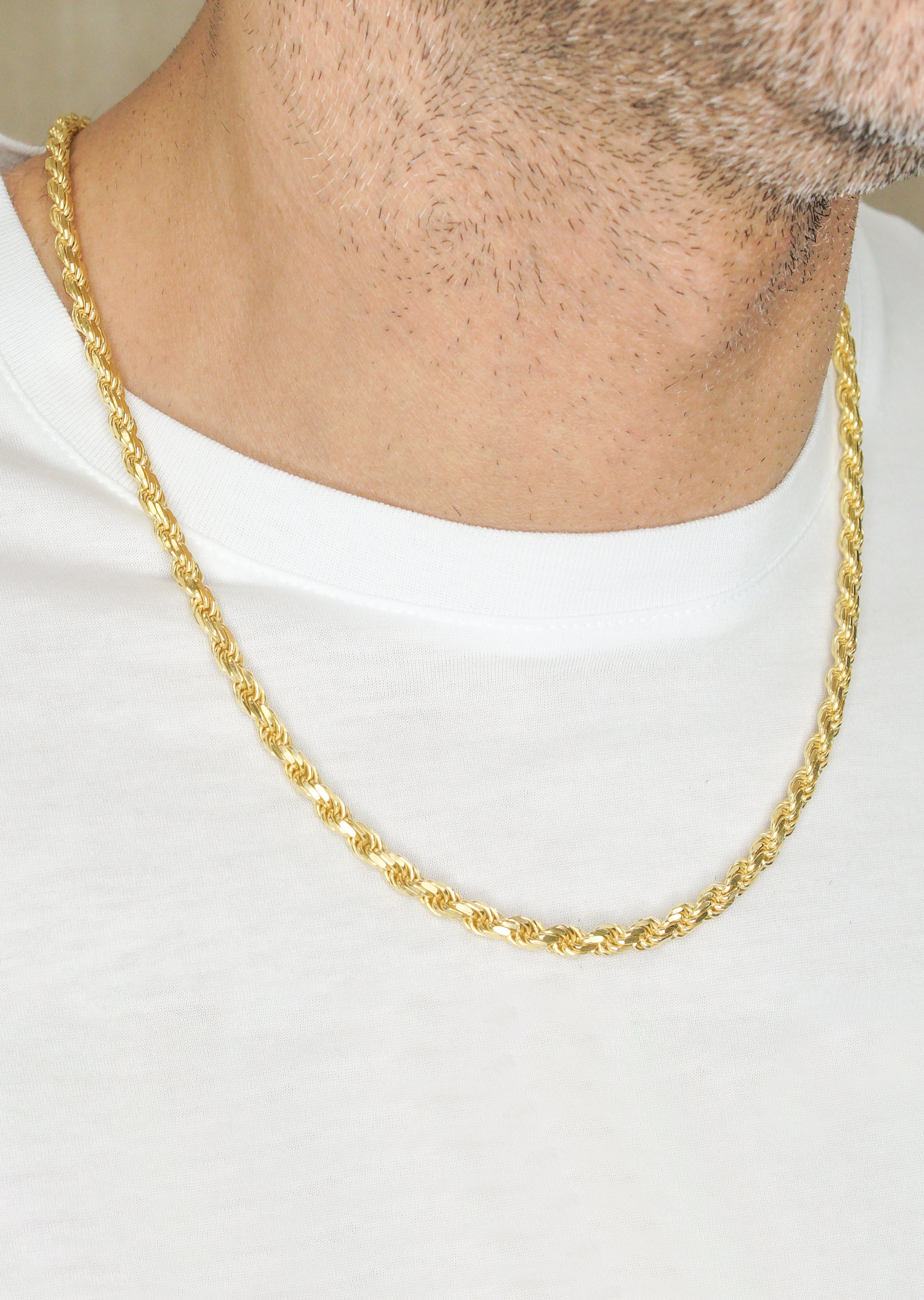 Man wearing gold rope chain