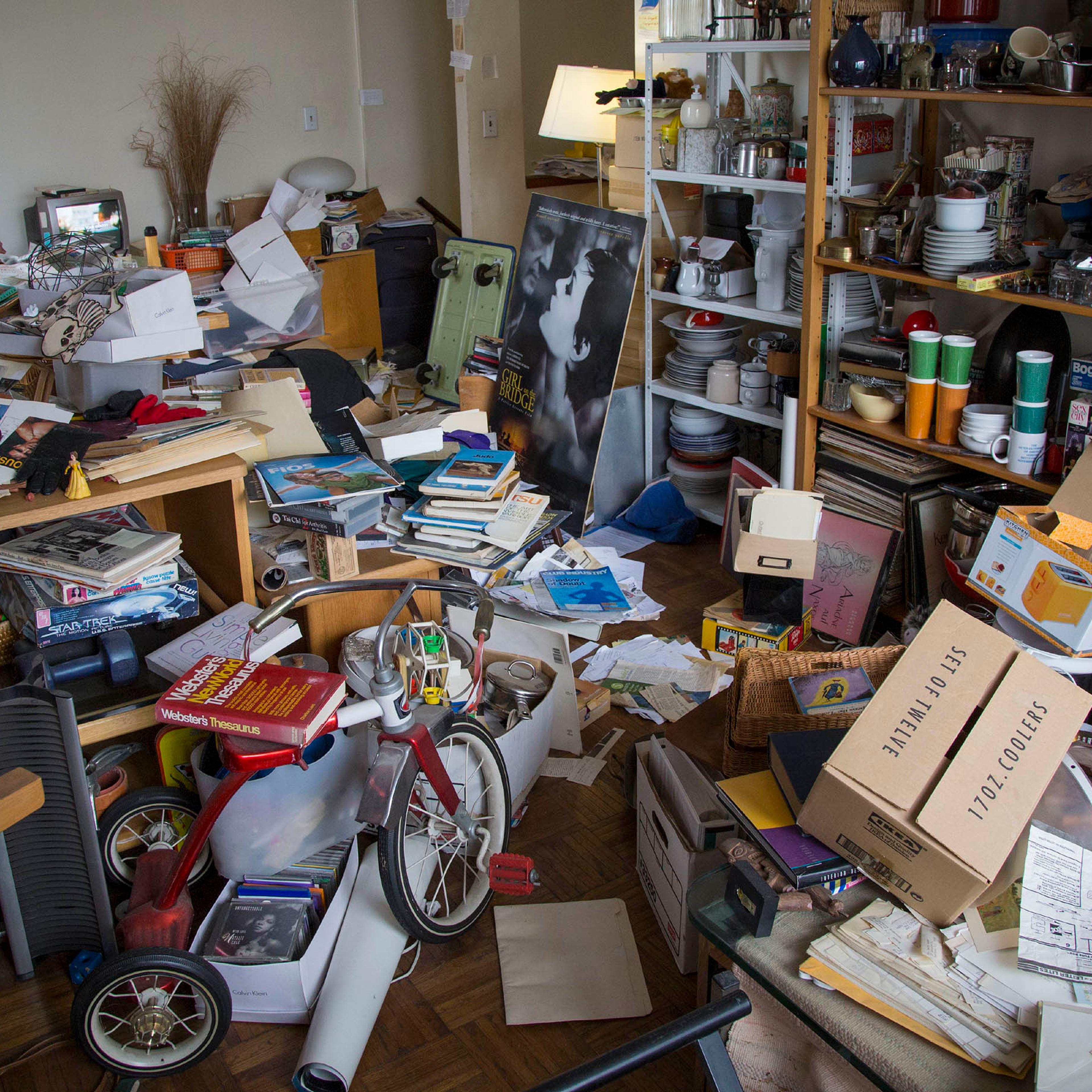 Wohnung vor der Räumung — voller Möbel und Kartons