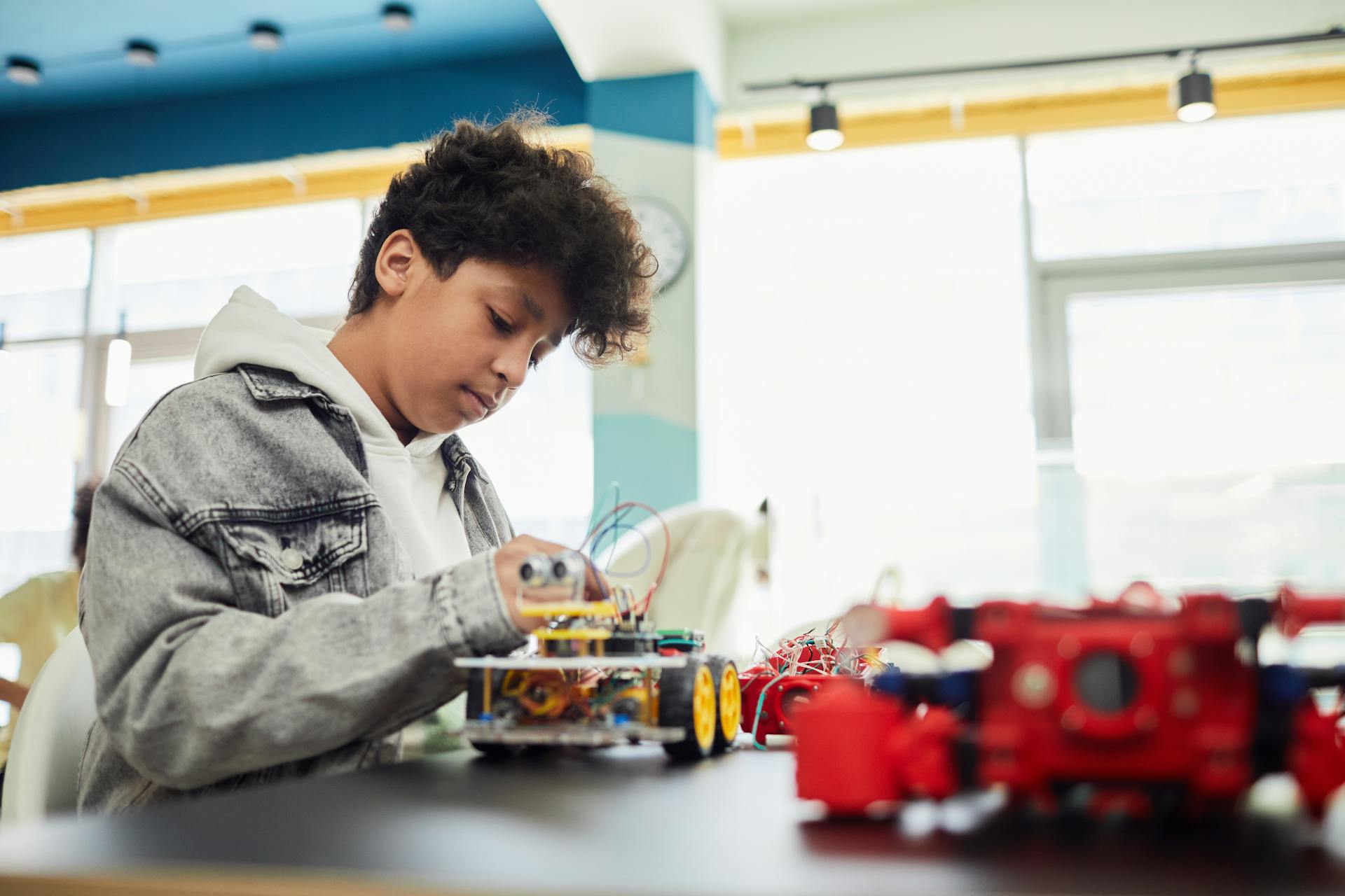 Child building an electronics and robotics kit
