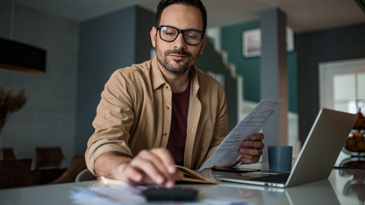 A beginner studying company reports at a desk, the calm start of investing in stocks