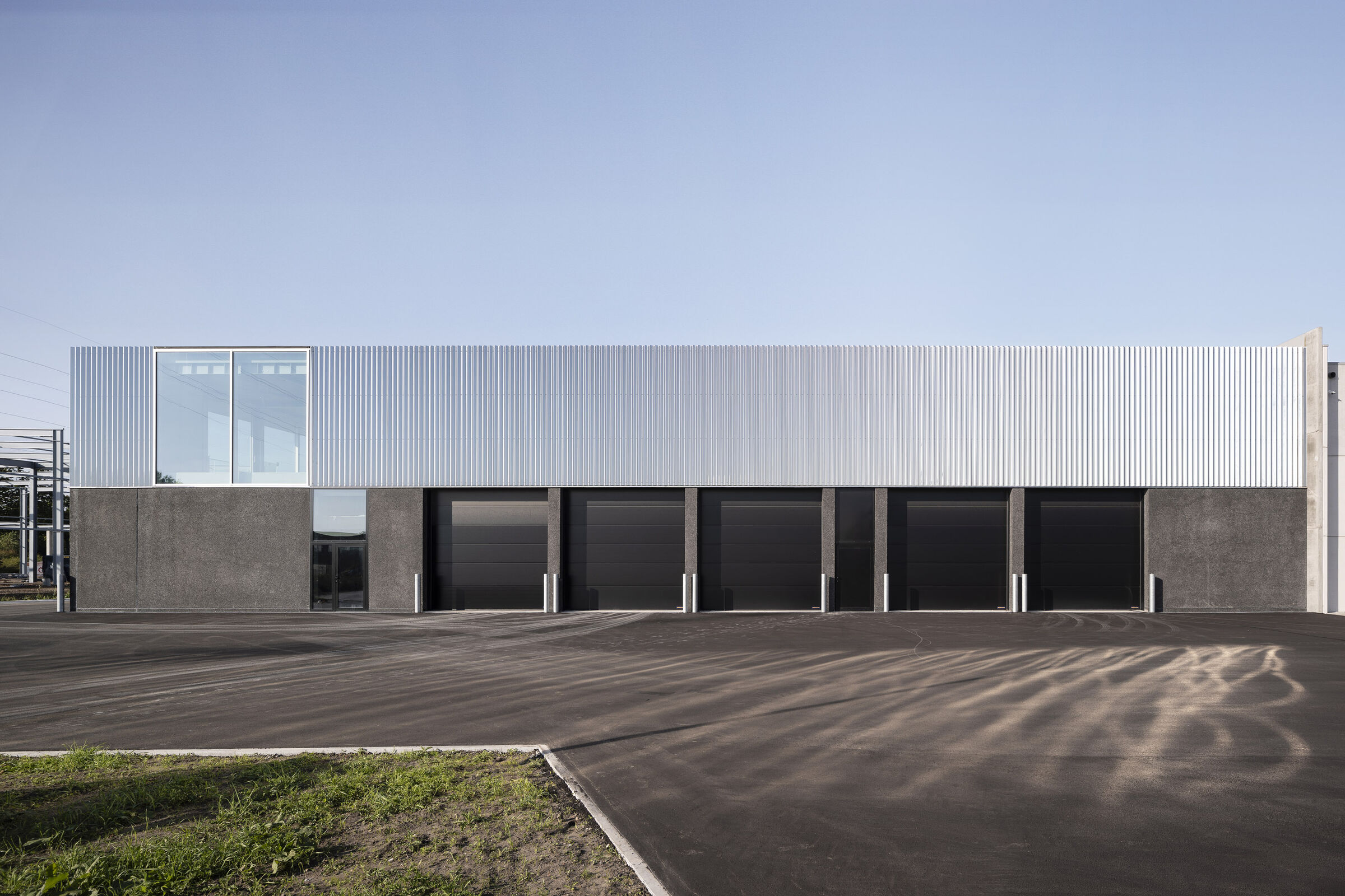 Cantiere installazione pannelli sandwich parete per edificio industriale