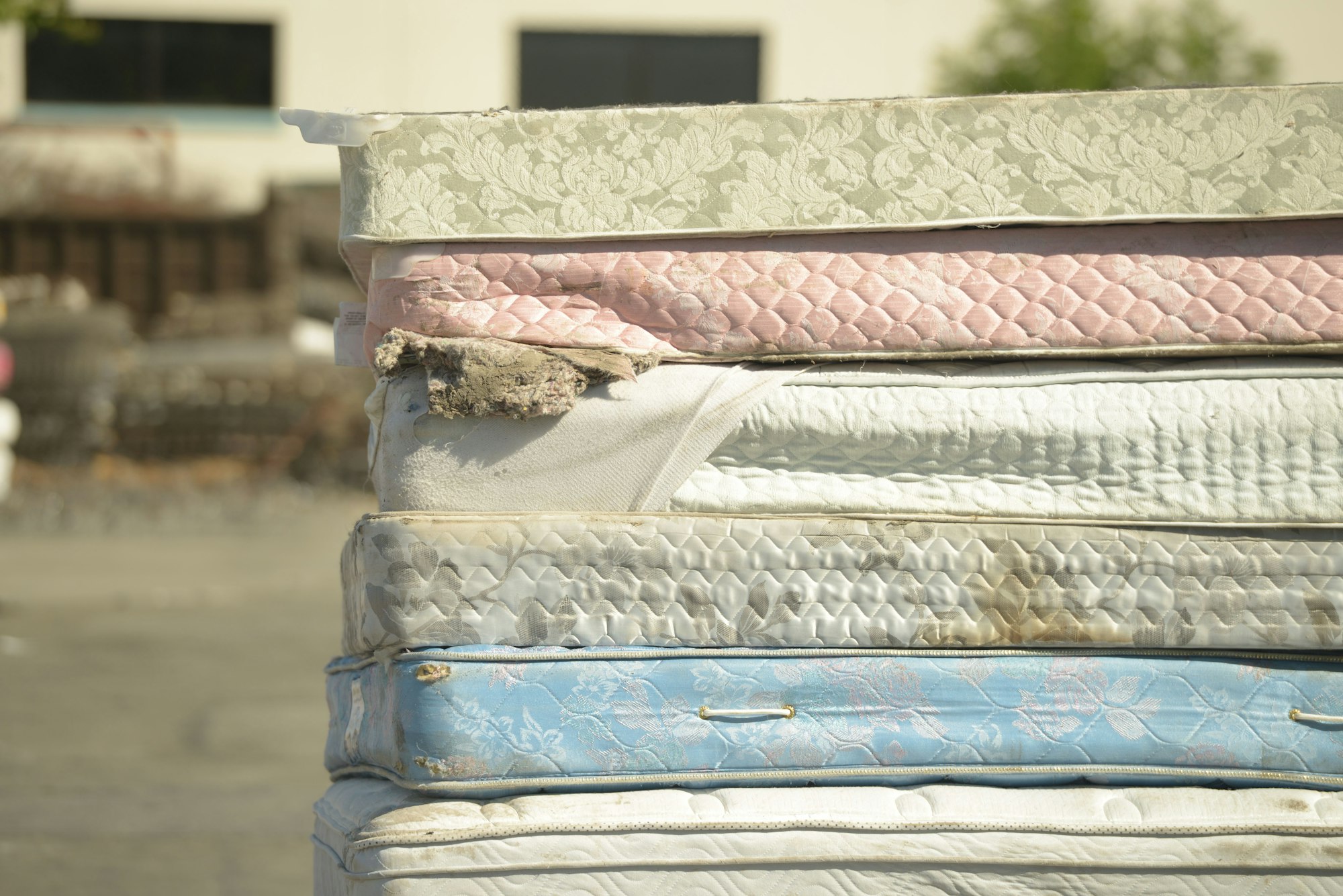 How to Dispose of a Mattress in Dubai — Legal & Safe Methods — article featured image