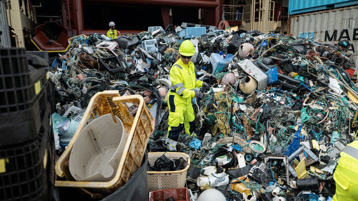 Sorting and recycling facility for junk removal