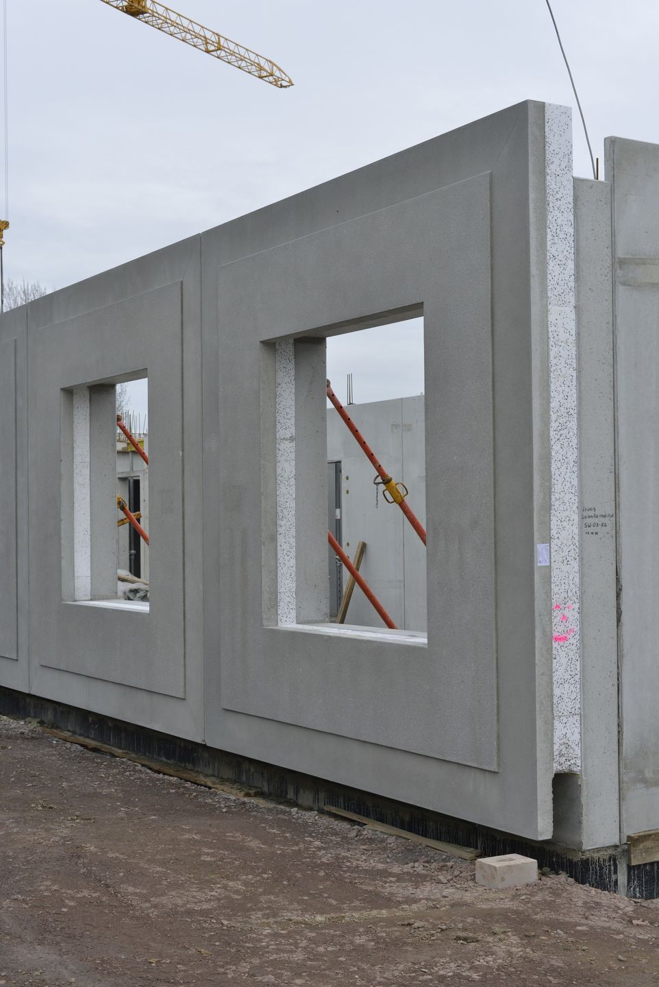 Installazione pannelli sandwich su cantiere edile