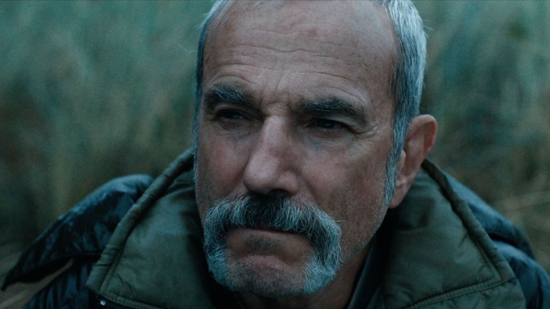 Daniel Day-Lewis dalam film Anemone (2025), tatapan intens di padang Yorkshire